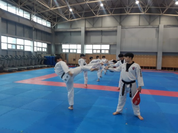 미트 돌려차기 훈련.jpg